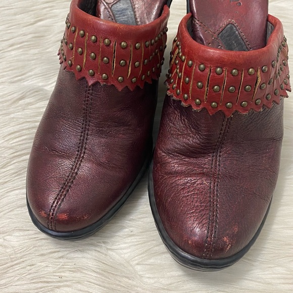Born Red Metallic Maroon Leather Fringe Studded Boho Heeled Mules Slip On Clogs - Picture 3 of 10